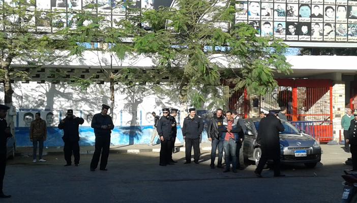 تواجد أمني مكثف أمام النادي الأهلي واتحاد الكرة  خشية شغب “الأولتراس”