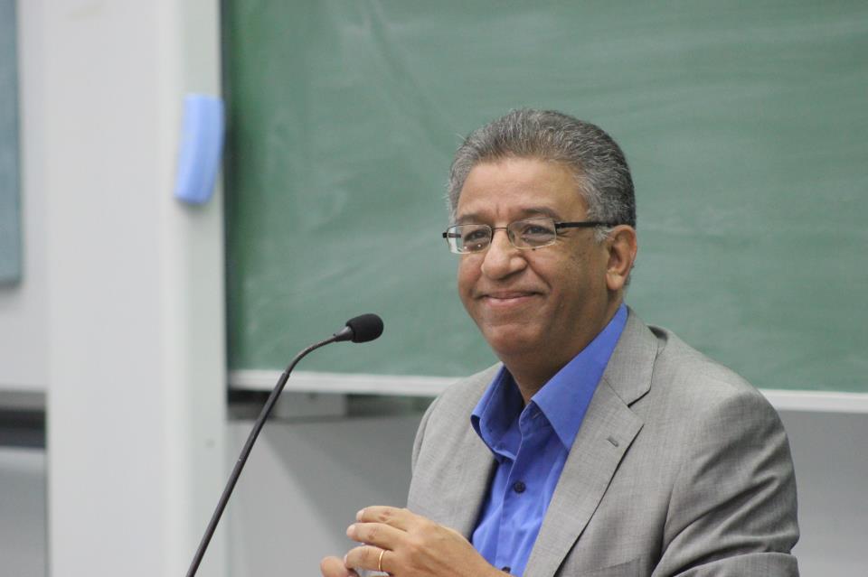 سيف الدولة يدعو للاحتفال باللغة العربية ويعدِّد أسباب جمالها