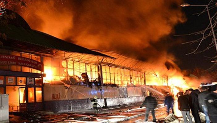 حريق هائل يلتهم نحو 250 محلًا تجاريًا بإحدى أسواق العاصمة التركية