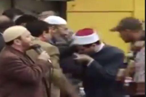 فيديو| شاهين يقبل يد صفوت حجازي