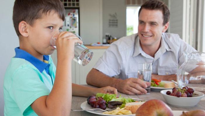 شرب الماء أثناء الطعام يضر المعدة