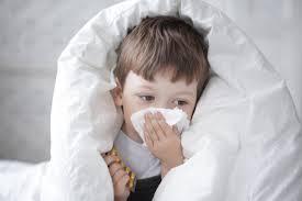 8 خطوات لعلاج طفلك من نزلات البرد