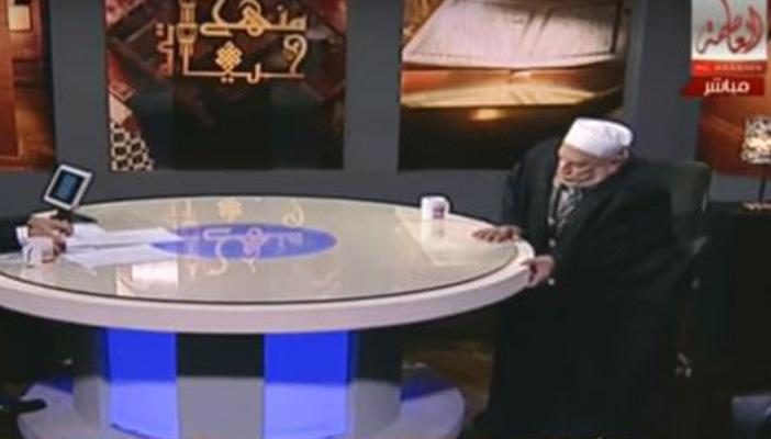 بالفيديو.. أحمد عمر هاشم يسقط من على كرسي”منهج حياة”