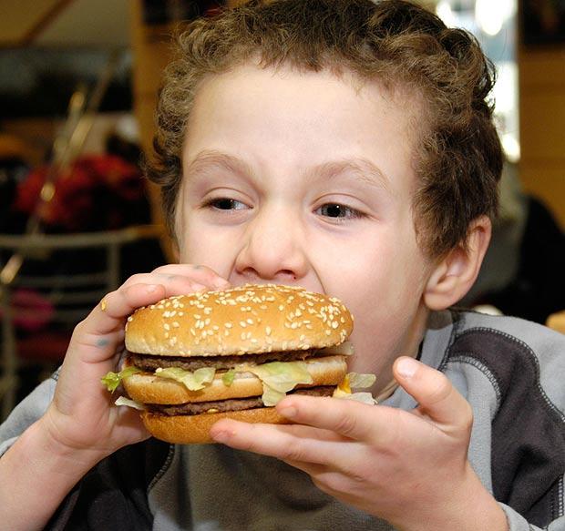 باحثون: الوجبات السريعة تؤدي لتراجع النتائج الدراسية للأطفال