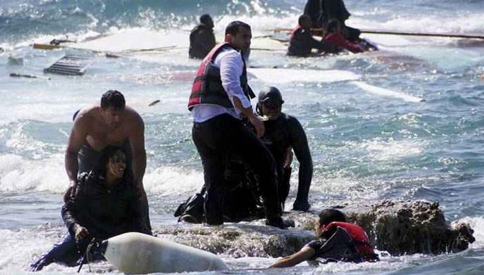 غرق 13 لاجئا بينهم رضيع و6 أطفال قبالة سواحل اليونان