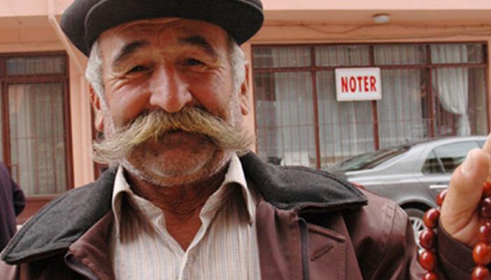 تركي يصل طول شاربه لـ26 سم ويرفض قصه لمنحه شعورًا بالهيبة