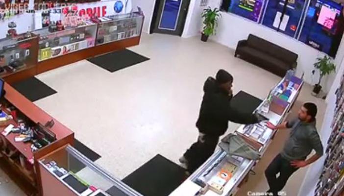 بالفيديو.. شاب فلسطيني يتصدى للص حاول سرقة متجره في أميركا