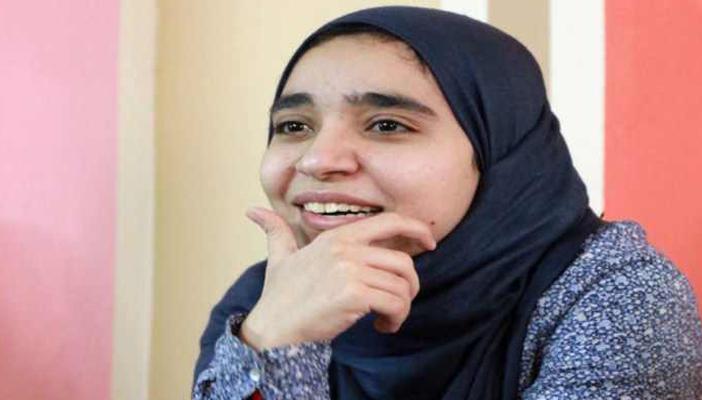 محامي إسراء الطويل: ضابط المباحث يزور موكلتي مرتين يومياً في منزلها