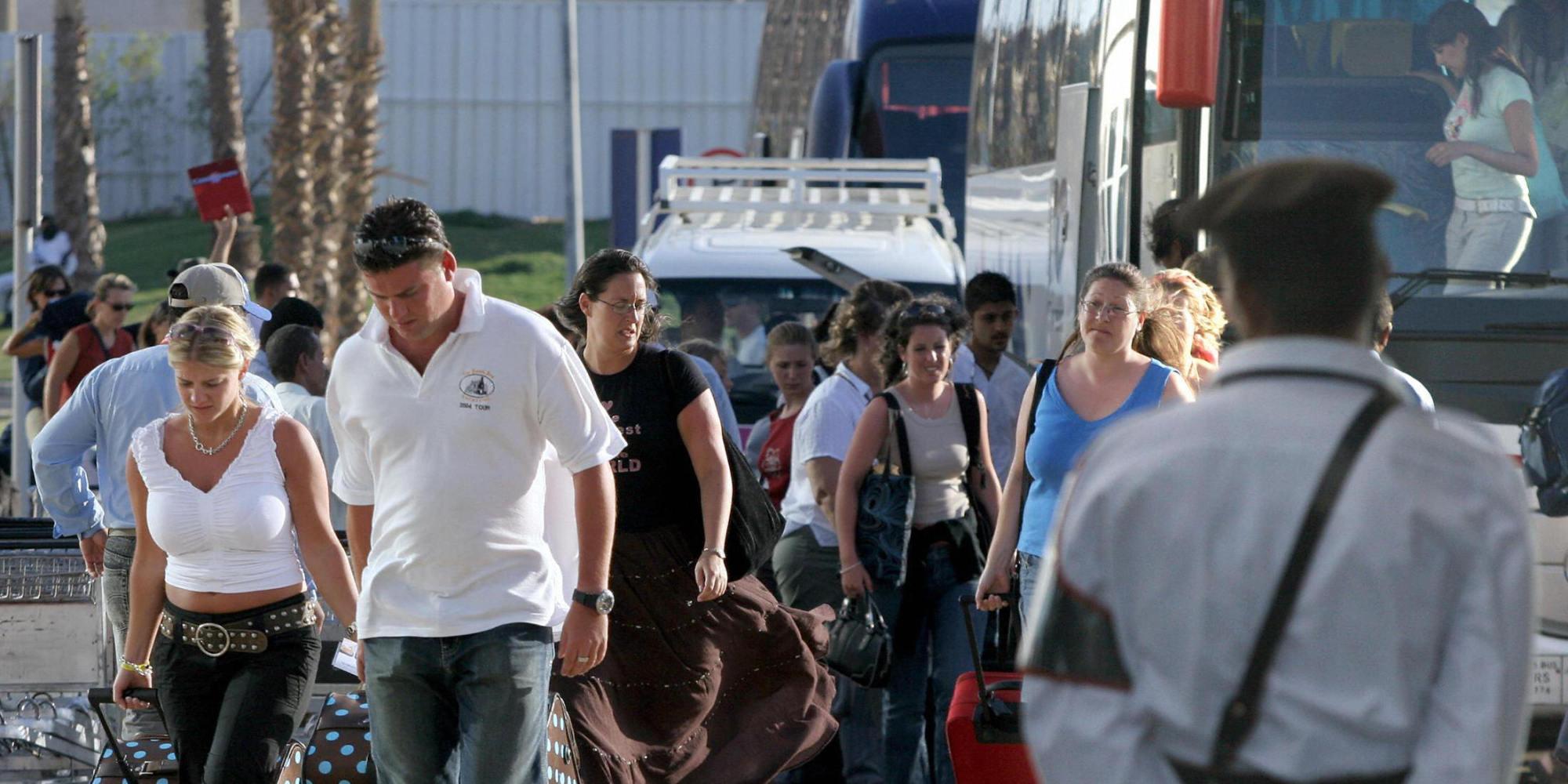 دول أوروبية تحذر رعاياها من السفر إلى مصر