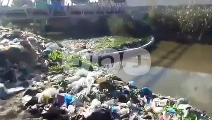 بالصور.. تراكم القمامة على ترعة المحمودية والأهالي : تعبنا من الشكوى