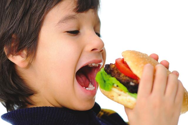 الوجبات السريعة تؤثر على التحصيل الدراسى للأطفال