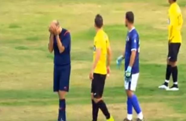 بالفيديو.. حكم في الدوري التونسي يبكي بسبب سب الجماهير لوالدته