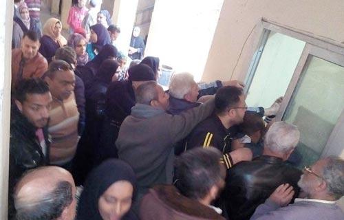 بالصور.. مشاجرات في الغربية للحصول على كيلو سكر