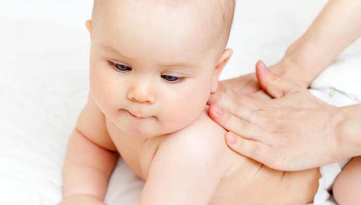 دراسة: قطرات من زيت الزيتون قد تضر جلد الطفل