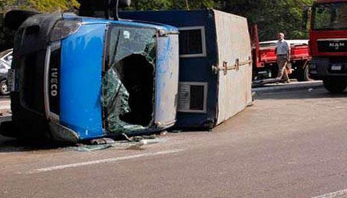 إصابة 14 معتقلًا إثر انقلاب سيارة ترحيلات على الإسماعيلية الصحراوي