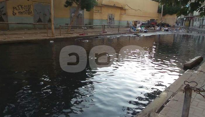 بالصور.. القمامة ومياه الصرف تغرقان منطقة دربالة بالإسكندرية