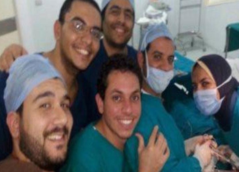 إحالة 3 أطباء للمحاكمة التأديبية بسبب صورة “سيلفي” داخل غرفة العمليات