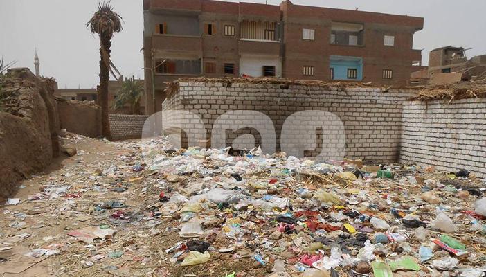 بالصور.. القمامة وفرض الرسوم أبرز أزمات أسيوط خلال عام 2015