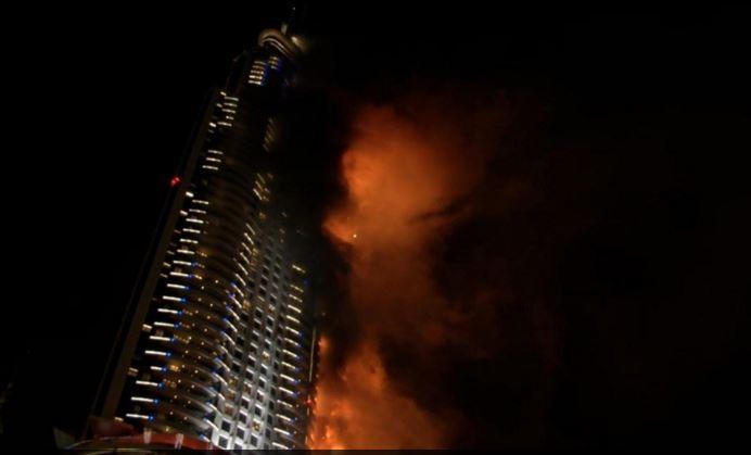 بث مباشر.. حريق ضخم بأحد فنادق دبي بمنطقة الاحتفال بالسنة الجديدة