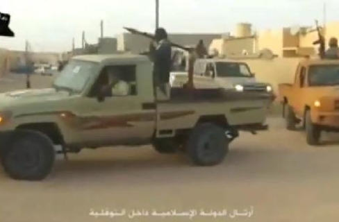بالفيديو.. لحظة استيلاء "داعش" على مدينة سرت بليبيا  Crop,488x320,mixmedia-02141835Ht4W7