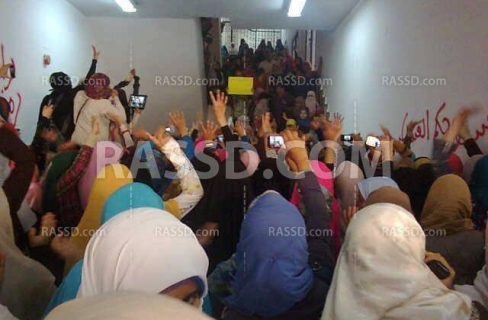 طالبات الأزهر تتظاهر بكلية طب البنات Crop,488x320,mixmedia-10211231Of8I9
