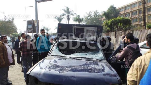 طلاب عين شمس يدمرون سيارة تابعة لداخلية الانقلاب