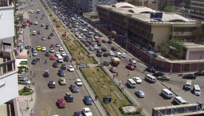 كسر ماسورة مياه يتسبب في توقف المرور بشارع مكرم عبيد