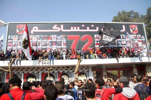 وقفة لأهالي مجزرة بورسعيد أمام بوابة النادي الأهلي