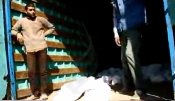 فيديو.. نقل 35 جثة مجهولة الهوية لشهداء رابعة عبر سيارة عفش