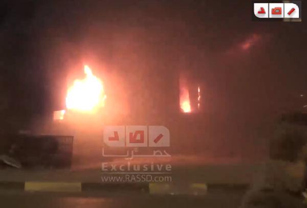 فيديو..رافضو الانقلاب يشعلون النار في نقطة شرطة بميدان لبنان