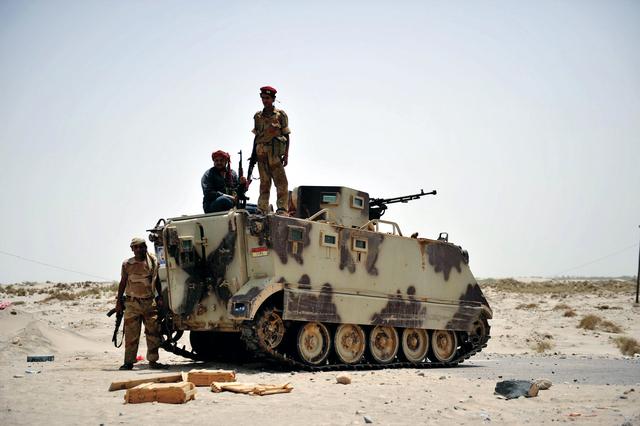 الجيش اليمني يتسلم مواقع مسلحي الحوثيين والسلفيين