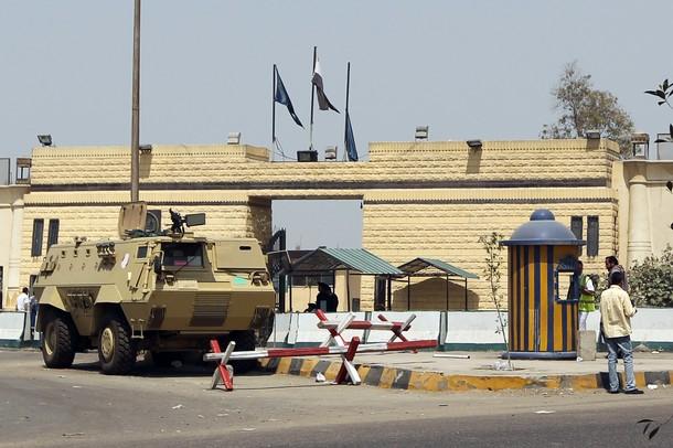 ترحيل المتهمين فى قضية الاتحادية من مقر محاكمتهم لطره