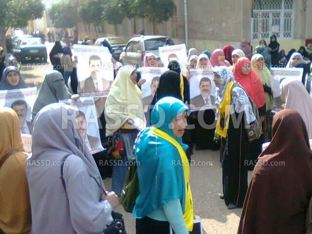 تظاهرة لطالبات الأزهر بتفهنا الأشراف رفضًا لمحاكمة الرئيس