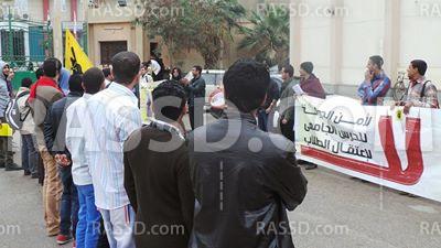 سلسلة بشرية بجامعة الفيوم رفضا لدستور الإنقلاب