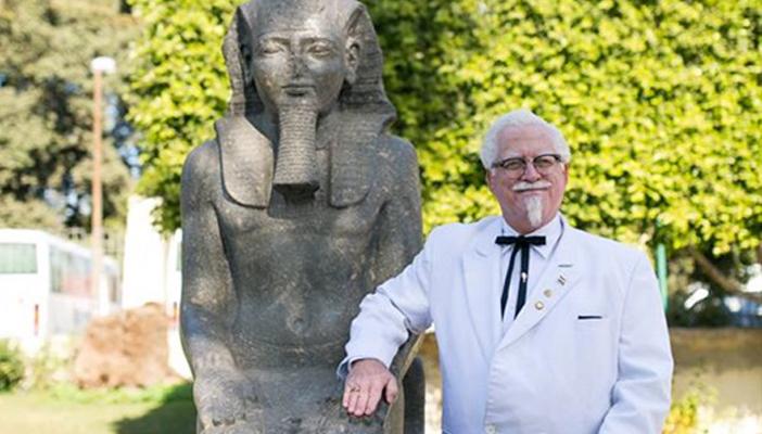 بالصور… “الكولونيل كنتاكي” يحتفل بمرور 50 عاما على وجوده في مصر