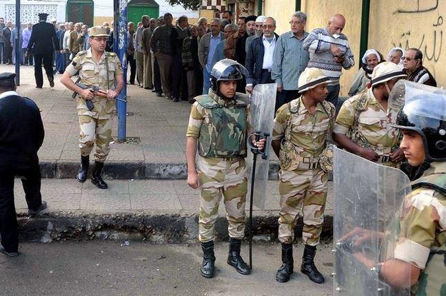 مراكز الاقتراع تتحول لـ”ثكنات عسكرية” قبل يوم من الاستفتاء