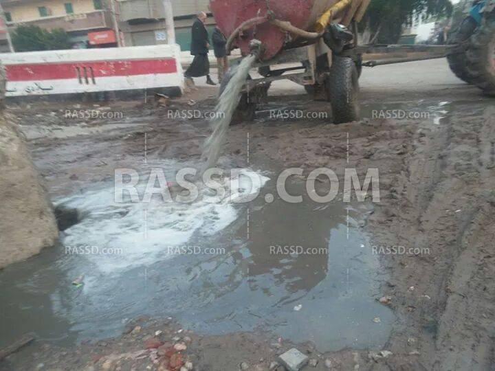 بالصور | مجلس مدينة أبو حمص يلقي بالصرف بجوار مدرسة