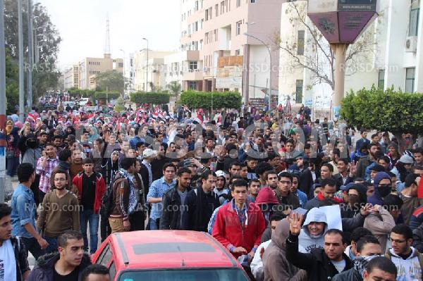 مظاهرات حاشدة لطلاب المنصورة وإحراق مدرعة شرطة