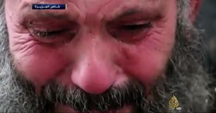 بالفيديو| عجوز سوري يبكي بعد  حرقه أثاث منزله للتدفئة