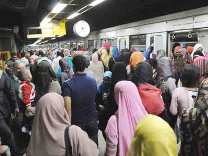 تكدس الركاب على محطات مترو “المرج- حلوان” بسبب تعطل أحد القطارات