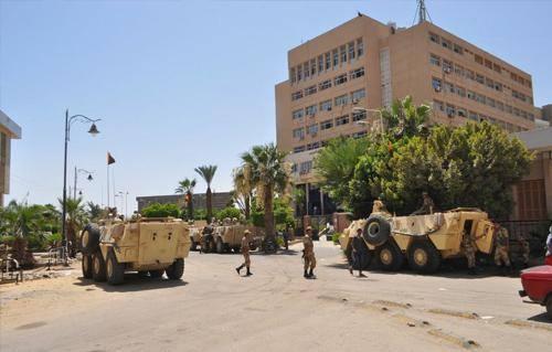 قوات الجيش وأمن الانقلاب تغلقان ميادين السويس