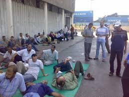 عمال مصنع برسيل ببورسعيد يعتصمون احتجاجا على نية تسريحهم