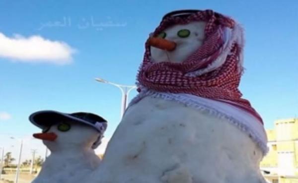 بالفيديو|سعوديون يلعبون بالثلج الذي تساقط على بعض مدنهم