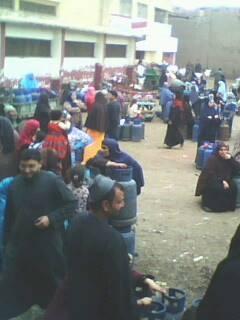 سخرية “فيس بوك” من تصريحات محافظ المنوفية: “مفيش أزمة أنابيب”