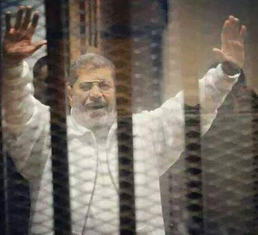 بالفيديو| مرسي صامد ومبتسم أثناء جلسة البوم