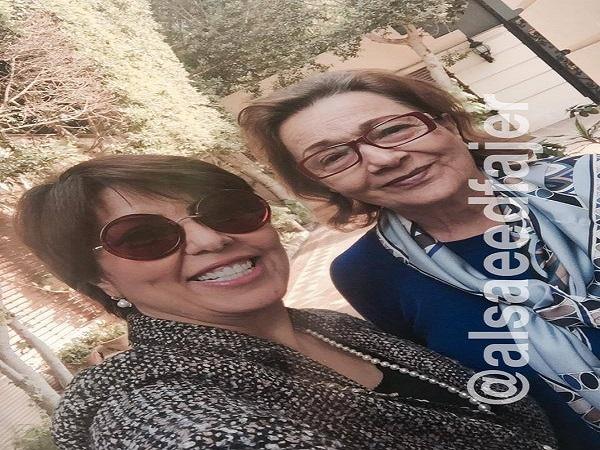 صورة|”ماما سوزان” تلتقط أول “سيلفي” لها فرحا ببراءة مبارك