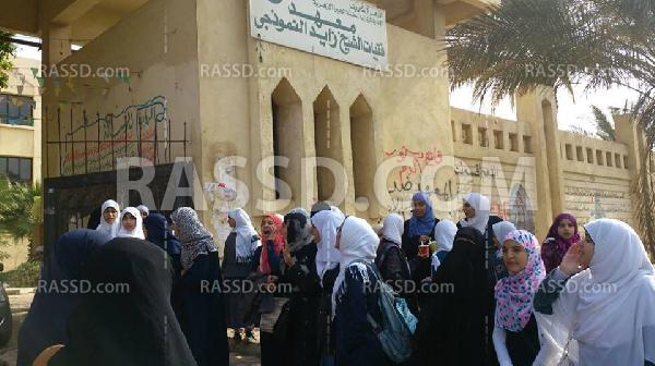 وقفة احتجاجية لطالبات الشيخ زايد للإفراج عن زميلتهن المعتقلة