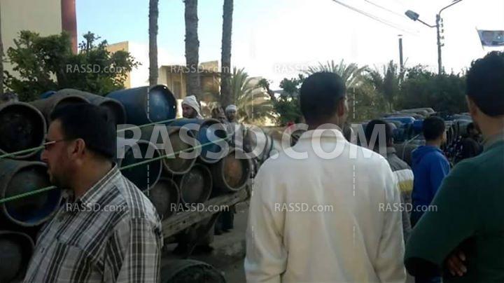 “ضنك” تتظاهر بالأنابيب أمام مركز الحامول وبلطيم