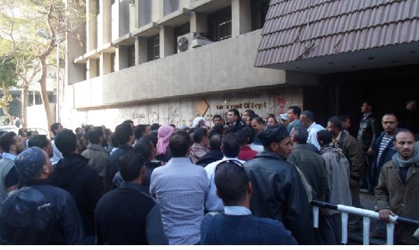 عمال “اسيك” يتظاهرون أمام “الوزراء” لصرف مستحقاتهم وتعيين المؤقتين