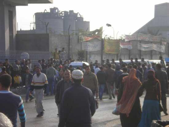 أهالي الحوتة بالدقهلية يقطعون الطريق أمام جرارات مصنع القمامة